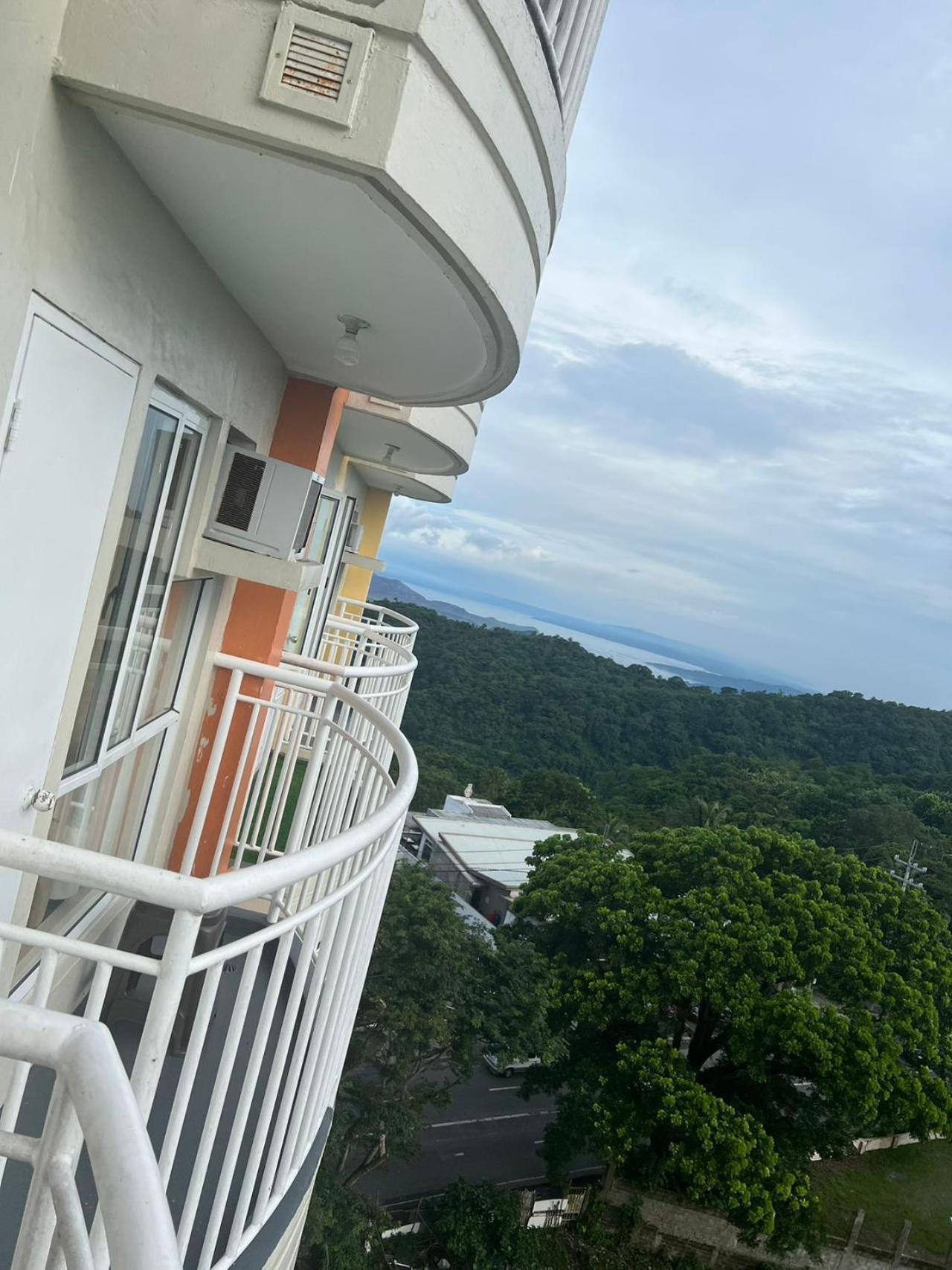 Cityland Tagaytay Taal Lake View City View Free Pool Parking Studios With Balcony Are City View 따가이따이 외부 사진
